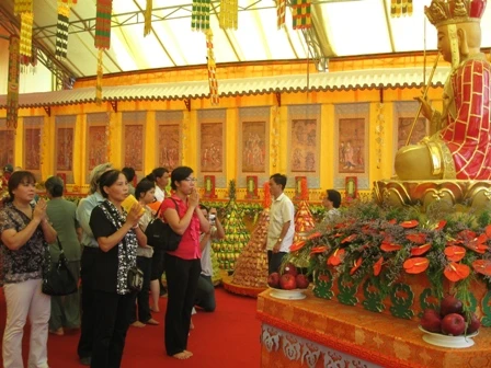 Tranh thủ lễ phật trước khi dự lễ.