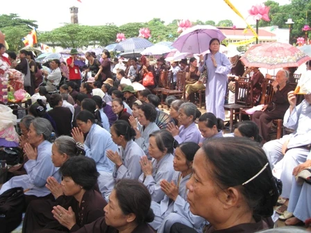 Nhiều người đội nắng để tham gia buổi lễ.