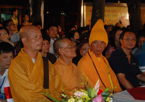 Hà Nội: Lễ thả hoa đăng và cầu truyền hình quốc tế ảnh 16