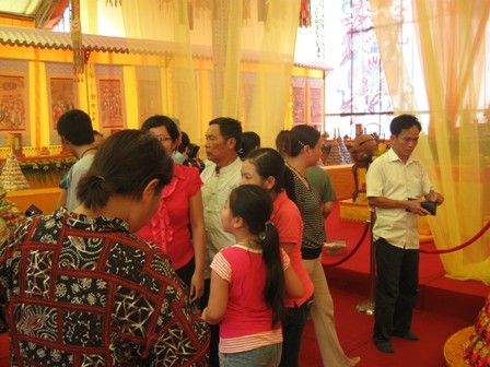 Các em nhỏ cũng được cha mẹ đưa đến dự lễ cầu siêu Các em nhỏ cũng được cha mẹ đưa đến dự lễ cầu siêu.
