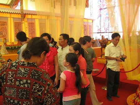 Các em nhỏ cũng được cha mẹ đưa đến dự lễ cầu siêu.