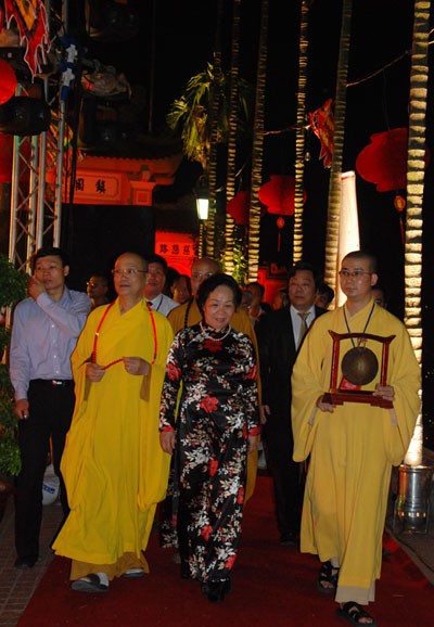 Hà Nội: Lễ thả hoa đăng và cầu truyền hình quốc tế ảnh 12