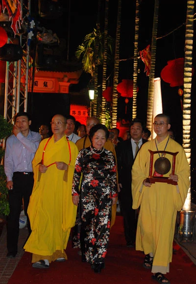 Hà Nội: Lễ thả hoa đăng và cầu truyền hình quốc tế ảnh 12