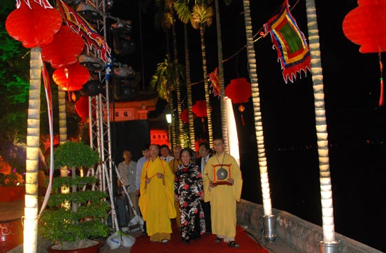 Hà Nội: Lễ thả hoa đăng và cầu truyền hình quốc tế ảnh 13