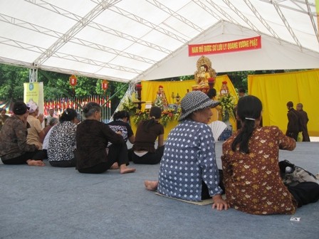 Do quá đông, nên nhiều người đã thành tâm cầu nguyện tại gian ngoài Do quá đông, nên nhiều người đã thành tâm cầu nguyện tại gian ngoài.