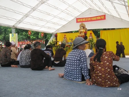 Do quá đông, nên nhiều người đã thành tâm cầu nguyện tại gian ngoài.