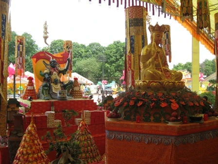 Những bức tượng phật được đặt ở vị trí trang nghiêm và đẹp mắt.