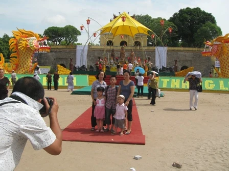 Chụp ảnh kỷ niệm.