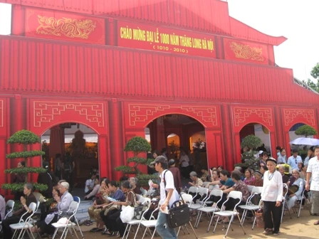 Dù trời nắng nhưng nhiều người vẫn tiếp tục đến.