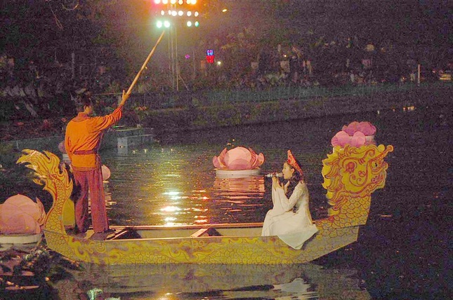 Hoa đăng nhiều màu sắc thả trên hồ Tây khiến cho các tiết mục biểu diễn thêm lung linh.