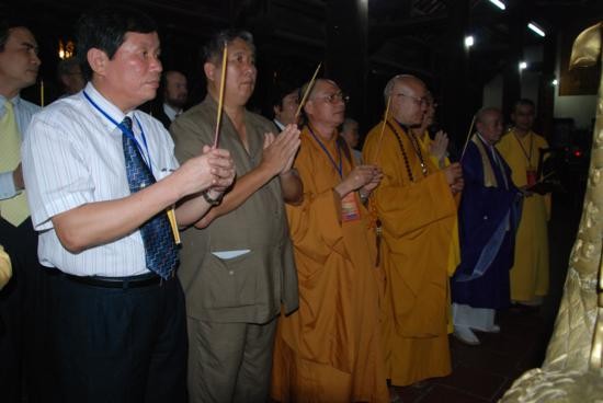 Hà Nội: Lễ thả hoa đăng và cầu truyền hình quốc tế ảnh 3 Hà Nội: Lễ thả hoa đăng và cầu truyền hình quốc tế ảnh 3