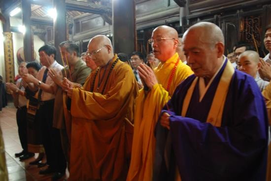 Hà Nội: Lễ thả hoa đăng và cầu truyền hình quốc tế ảnh 1 Hà Nội: Lễ thả hoa đăng và cầu truyền hình quốc tế ảnh 1