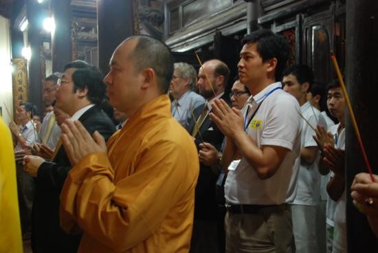 Hà Nội: Lễ thả hoa đăng và cầu truyền hình quốc tế ảnh 4 Hà Nội: Lễ thả hoa đăng và cầu truyền hình quốc tế ảnh 4