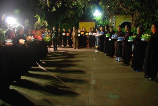 Hà Nội: Lễ thả hoa đăng và cầu truyền hình quốc tế ảnh 5 Hà Nội: Lễ thả hoa đăng và cầu truyền hình quốc tế ảnh 5