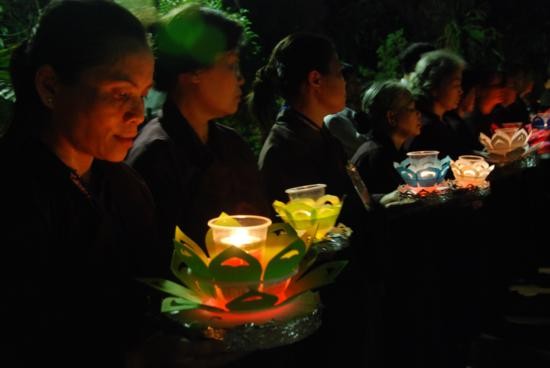 Hà Nội: Lễ thả hoa đăng và cầu truyền hình quốc tế ảnh 6 Hà Nội: Lễ thả hoa đăng và cầu truyền hình quốc tế ảnh 6