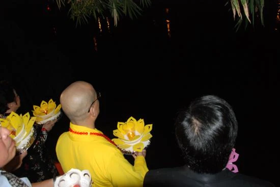 Hà Nội: Lễ thả hoa đăng và cầu truyền hình quốc tế ảnh 8