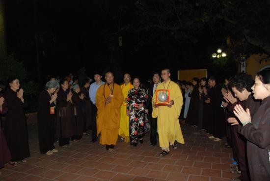 Hà Nội: Lễ thả hoa đăng và cầu truyền hình quốc tế ảnh 10 Hà Nội: Lễ thả hoa đăng và cầu truyền hình quốc tế ảnh 10