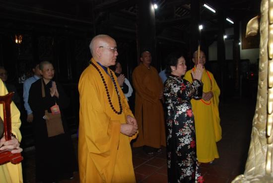 Hà Nội: Lễ thả hoa đăng và cầu truyền hình quốc tế ảnh 2 Hà Nội: Lễ thả hoa đăng và cầu truyền hình quốc tế ảnh 2