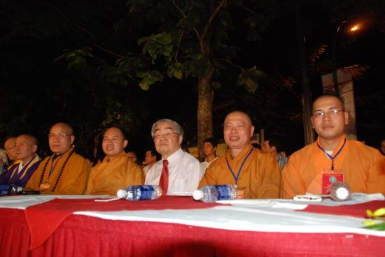 Hà Nội: Lễ thả hoa đăng và cầu truyền hình quốc tế ảnh 14 Hà Nội: Lễ thả hoa đăng và cầu truyền hình quốc tế ảnh 14