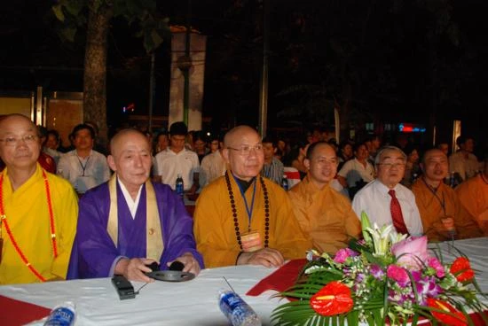 Hà Nội: Lễ thả hoa đăng và cầu truyền hình quốc tế ảnh 15