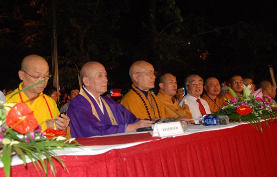 Hà Nội: Lễ thả hoa đăng và cầu truyền hình quốc tế ảnh 17 Hà Nội: Lễ thả hoa đăng và cầu truyền hình quốc tế ảnh 17