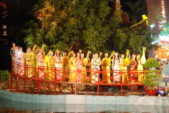 Hà Nội: Lễ thả hoa đăng và cầu truyền hình quốc tế ảnh 19 Hà Nội: Lễ thả hoa đăng và cầu truyền hình quốc tế ảnh 19