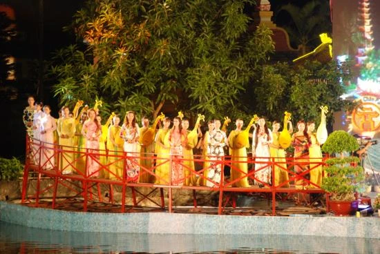 Hà Nội: Lễ thả hoa đăng và cầu truyền hình quốc tế ảnh 19