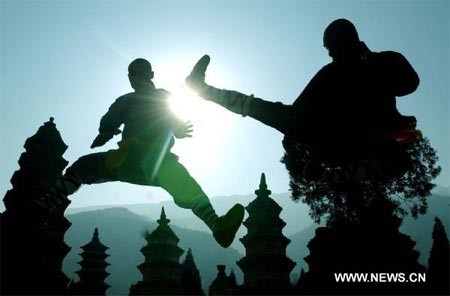 Hai võ sư chùa Thiếu Lâm biểu diễn võ thuật. Ảnh: Xinhua. Hai võ sư chùa Thiếu Lâm biểu diễn võ thuật. Ảnh: Xinhua.