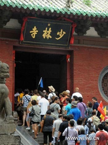 Du khách vào thăm chùa Thiếu lâm. Ảnh: Xinhua. Được một nhà sư Ấn Độ có tên Bạt Đà xây dựng vào khoảng năm 495, dưới thời Bắc Ngụy, tại núi Thiếu Thất, phía tây dãy Tung Sơn, từ đó, Thiếu Lâm Tự không ngừng phát triển về các mặt văn hóa, khoa học, võ thuật.... Khu rừng chùa nổi tiếng nằm trong quần thể di sản. Đài Quan sát Đăng Phong, được xây dựng vào đời nhà Nguyên (1271-1368). Đây cũng là một trong những đài thiên văn cổ nhất trên thế giới. Các nhà thiên văn Trung Quốc đã tính toàn chính xác độ dài một năm là 365,2425 ngày trước khi người Châu Âu phát minh ra lịch Gregorian. Cổng vào của chùa Zhongyue, ngôi chùa cổ nhất Trung Quốc. Không chỉ nổi tiếng về các giá trị văn hóa, lịch sử, Thiếu Lâm Tự còn được biết đến như một trung tâm võ thuật hàng đầu Châu Á. Du khách vào thăm chùa Thiếu lâm. Ảnh: Xinhua. Được một nhà sư Ấn Độ có tên Bạt Đà xây dựng vào khoảng năm 495, dưới thời Bắc Ngụy, tại núi Thiếu Thất, phía tây dãy Tung Sơn, từ đó, Thiếu Lâm Tự không ngừng phát triển về các mặt văn hóa, khoa học, võ thuật.... Khu rừng chùa nổi tiếng nằm trong quần thể di sản. Đài Quan sát Đăng Phong, được xây dựng vào đời nhà Nguyên (1271-1368). Đây cũng là một trong những đài thiên văn cổ nhất trên thế giới. Các nhà thiên văn Trung Quốc đã tính toàn chính xác độ dài một năm là 365,2425 ngày trước khi người Châu Âu phát minh ra lịch Gregorian. Cổng vào của chùa Zhongyue, ngôi chùa cổ nhất Trung Quốc. Không chỉ nổi tiếng về các giá trị văn hóa, lịch sử, Thiếu Lâm Tự còn được biết đến như một trung tâm võ thuật hàng đầu Châu Á.