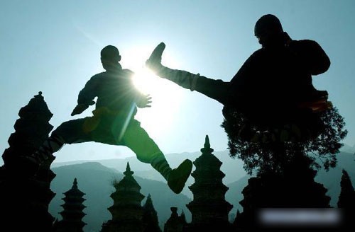 Được một nhà sư Ấn Độ có tên Bạt Đà xây dựng vào khoảng năm 495, dưới thời Bắc Ngụy, tại núi Thiếu Thất, phía tây dãy Tung Sơn, từ đó, Thiếu Lâm Tự không ngừng phát triển về các mặt văn hóa, khoa học, võ thuật.... Khu rừng chùa nổi tiếng nằm trong quần thể di sản. Đài Quan sát Đăng Phong, được xây dựng vào đời nhà Nguyên (1271-1368). Đây cũng là một trong những đài thiên văn cổ nhất trên thế giới. Các nhà thiên văn Trung Quốc đã tính toàn chính xác độ dài một năm là 365,2425 ngày trước khi người Châu Âu phát minh ra lịch Gregorian. Cổng vào của chùa Zhongyue, ngôi chùa cổ nhất Trung Quốc. Không chỉ nổi tiếng về các giá trị văn hóa, lịch sử, Thiếu Lâm Tự còn được biết đến như một trung tâm võ thuật hàng đầu Châu Á. Thiếu Lâm Tự được công nhận là di sản văn hóa thế giới