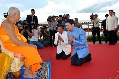 Thu tuong Thai Lan đảnh lễ.jpg