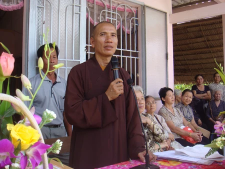 Sóc Trăng: Chùa Thiên Thới phát quà cho dân nghèo ảnh 14