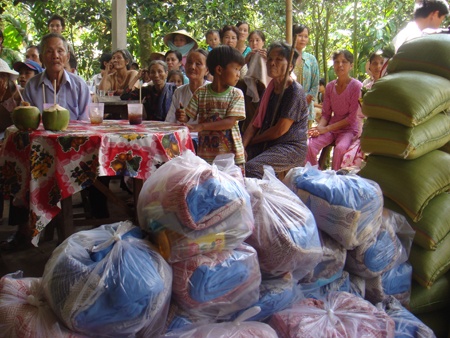 Sóc Trăng: Chùa Thiên Thới phát quà cho dân nghèo ảnh 15
