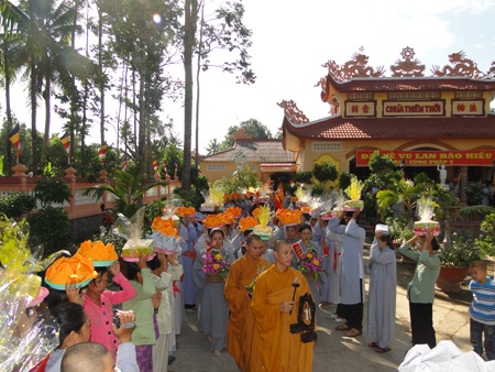 Sóc Trăng: Chùa Thiên Thới phát quà cho dân nghèo ảnh 2