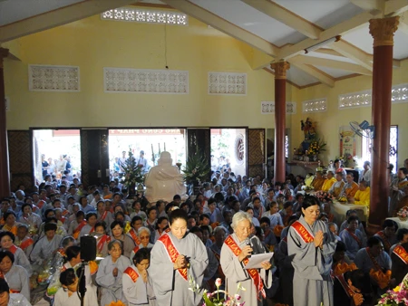 Sóc Trăng: Chùa Thiên Thới phát quà cho dân nghèo ảnh 7