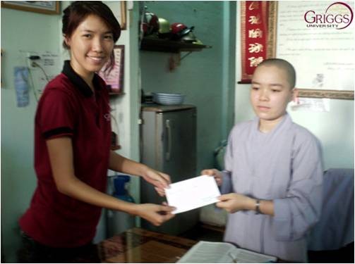 Bạn Nhung – đại diện sinh viên Griggs đóng góp gần 1.000 suất cơm vào quỹ từ thiện chùa Bảo Vân Sinh viên Griggs và 'Bếp ăn nghĩa tình'