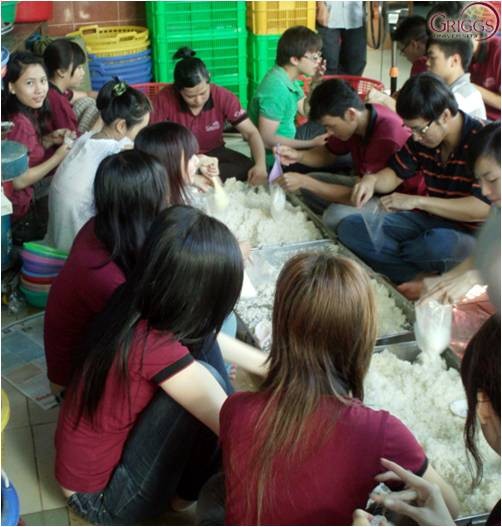 Những “chú ong” Griggs chăm chỉ làm việc cho những công đoạn cuối cùng của bếp ăn tình nghĩa. Sinh viên Griggs và 'Bếp ăn nghĩa tình'