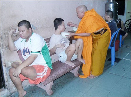 Thượng tọa Thích Thiện Chiếu chăm sóc trẻ khuyết tật, mồ côi