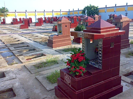 Các dãy mộ sát nhau đã được bán gần hết tại chùa Cao Linh.