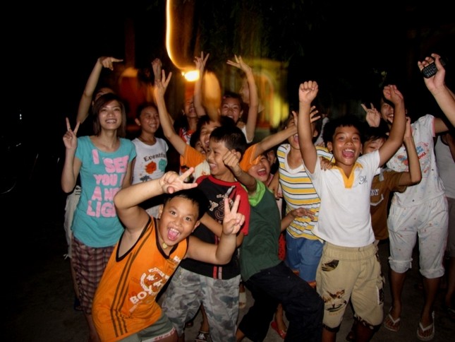 Các em nhỏ luôn háo hức được chơi cùng chúng tôi Hè này "đi tu" ảnh 5