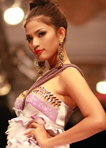 Việc ăn chay giúp Trương Thị May có được một thân hình khỏe đẹp, tinh thần minh mẫn và sức vóc dẻo dai. Mô tả ảnh.