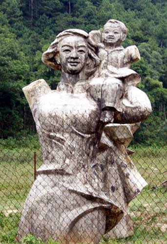 Mẫu tượng đài Hòa Bình được làm bằng thạch cao tỉ lệ 1/1 (Ảnh: D.T).             