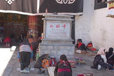 Trước chùa Đại Chiêu Tự.