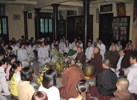 Thông thường sau mỗi khóa tu, nhà chùa sẽ tổ chức thiền trà để các bạn trẻ có dịp được lắng lại, được chia sẻ cảm nhận và được nghe các sư thầy hàn huyên. Chuẩn bị cho buổi thiền trà khá đơn giản, đa số sử dụng những thứ thân thiện với môi trường. Trước khi lấy lá để nhận bánh và trà, mọi người phải cúi lạy để cảm ơn vạn vật, cảm ơn những người đã chuẩn bị cho buổi thiền trà. Sau khi khất thực bánh và trà, các bạn trẻ sẽ đi theo hàng vào thiền đường. Mọi người đều bước đi trong im lặng, không nghĩ đến quá khứ, không lo lắng về tương lai, cảm nhận rõ lòng bàn chân chạm đất. Vào thiền đường, mỗi người chọn cho mình một chỗ thích hợp. Ai vào trước ngồi vòng trong, hết vòng trong rồi đến vòng ngoài. Ngồi xuống, bạn trẻ tiếp tục theo dõi hơi thở, thư giãn toàn thân. Khi tất cả đã ngồi vào chỗ, trà chủ sẽ thỉnh lên ba tiếng chuông, mọi người im lặng theo dõi hơi thở quay về với chính mình. Sau đó, trà chủ mời tất cả mọi người nâng ly trà lên bằng hai tay, rồi cùng hướng về nguồn gốc của chén trà. Thông thường sau mỗi khóa tu, nhà chùa sẽ tổ chức thiền trà để các bạn trẻ có dịp được lắng lại, được chia sẻ cảm nhận và được nghe các sư thầy hàn huyên. Chuẩn bị cho buổi thiền trà khá đơn giản, đa số sử dụng những thứ thân thiện với môi trường. Trước khi lấy lá để nhận bánh và trà, mọi người phải cúi lạy để cảm ơn vạn vật, cảm ơn những người đã chuẩn bị cho buổi thiền trà. Sau khi khất thực bánh và trà, các bạn trẻ sẽ đi theo hàng vào thiền đường. Mọi người đều bước đi trong im lặng, không nghĩ đến quá khứ, không lo lắng về tương lai, cảm nhận rõ lòng bàn chân chạm đất. Vào thiền đường, mỗi người chọn cho mình một chỗ thích hợp. Ai vào trước ngồi vòng trong, hết vòng trong rồi đến vòng ngoài. Ngồi xuống, bạn trẻ tiếp tục theo dõi hơi thở, thư giãn toàn thân. Khi tất cả đã ngồi vào chỗ, trà chủ sẽ thỉnh lên ba tiếng chuông, mọi người im lặng theo dõi hơi thở quay về với chính mình. Sau đó, trà chủ mời tất cả mọi người nâng ly trà lên bằng hai tay, rồi cùng hướng về nguồn gốc của chén trà.