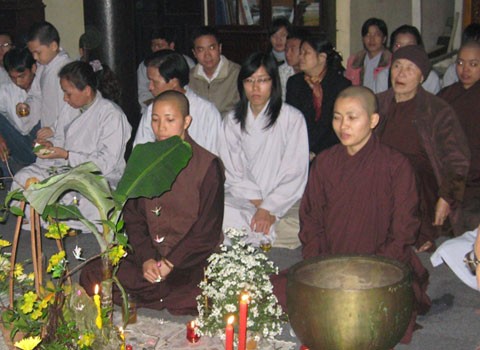 Thông thường sau mỗi khóa tu, nhà chùa sẽ tổ chức thiền trà để các bạn trẻ có dịp được lắng lại, được chia sẻ cảm nhận và được nghe các sư thầy hàn huyên. Chuẩn bị cho buổi thiền trà khá đơn giản, đa số sử dụng những thứ thân thiện với môi trường. Trước khi lấy lá để nhận bánh và trà, mọi người phải cúi lạy để cảm ơn vạn vật, cảm ơn những người đã chuẩn bị cho buổi thiền trà. Sau khi khất thực bánh và trà, các bạn trẻ sẽ đi theo hàng vào thiền đường. Mọi người đều bước đi trong im lặng, không nghĩ đến quá khứ, không lo lắng về tương lai, cảm nhận rõ lòng bàn chân chạm đất. Vào thiền đường, mỗi người chọn cho mình một chỗ thích hợp. Ai vào trước ngồi vòng trong, hết vòng trong rồi đến vòng ngoài. Ngồi xuống, bạn trẻ tiếp tục theo dõi hơi thở, thư giãn toàn thân. Khi tất cả đã ngồi vào chỗ, trà chủ sẽ thỉnh lên ba tiếng chuông, mọi người im lặng theo dõi hơi thở quay về với chính mình. Sau đó, trà chủ mời tất cả mọi người nâng ly trà lên bằng hai tay, rồi cùng hướng về nguồn gốc của chén trà. Thông thường sau mỗi khóa tu, nhà chùa sẽ tổ chức thiền trà để các bạn trẻ có dịp được lắng lại, được chia sẻ cảm nhận và được nghe các sư thầy hàn huyên. Chuẩn bị cho buổi thiền trà khá đơn giản, đa số sử dụng những thứ thân thiện với môi trường. Trước khi lấy lá để nhận bánh và trà, mọi người phải cúi lạy để cảm ơn vạn vật, cảm ơn những người đã chuẩn bị cho buổi thiền trà. Sau khi khất thực bánh và trà, các bạn trẻ sẽ đi theo hàng vào thiền đường. Mọi người đều bước đi trong im lặng, không nghĩ đến quá khứ, không lo lắng về tương lai, cảm nhận rõ lòng bàn chân chạm đất. Vào thiền đường, mỗi người chọn cho mình một chỗ thích hợp. Ai vào trước ngồi vòng trong, hết vòng trong rồi đến vòng ngoài. Ngồi xuống, bạn trẻ tiếp tục theo dõi hơi thở, thư giãn toàn thân. Khi tất cả đã ngồi vào chỗ, trà chủ sẽ thỉnh lên ba tiếng chuông, mọi người im lặng theo dõi hơi thở quay về với chính mình. Sau đó, trà chủ mời tất cả mọi người nâng ly trà lên bằng hai tay, rồi cùng hướng về nguồn gốc của chén trà.