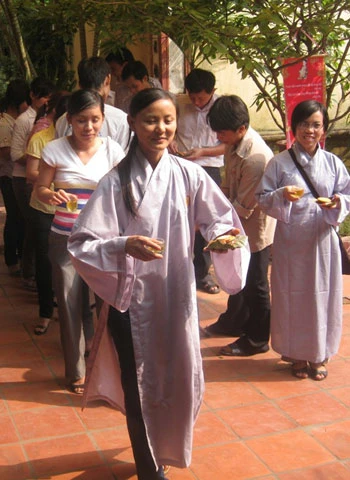 Sau khi khất thực bánh và trà, các bạn trẻ sẽ đi theo hàng vào thiền đường. Mọi người đều bước đi trong im lặng, không nghĩ đến quá khứ, không lo lắng về tương lai, cảm nhận rõ lòng bàn chân chạm đất.