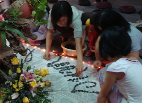 Thông thường sau mỗi khóa tu, nhà chùa sẽ tổ chức thiền trà để các bạn trẻ có dịp được lắng lại, được chia sẻ cảm nhận và được nghe các sư thầy hàn huyên. Chuẩn bị cho buổi thiền trà khá đơn giản, đa số sử dụng những thứ thân thiện với môi trường. Trước khi lấy lá để nhận bánh và trà, mọi người phải cúi lạy để cảm ơn vạn vật, cảm ơn những người đã chuẩn bị cho buổi thiền trà. Sau khi khất thực bánh và trà, các bạn trẻ sẽ đi theo hàng vào thiền đường. Mọi người đều bước đi trong im lặng, không nghĩ đến quá khứ, không lo lắng về tương lai, cảm nhận rõ lòng bàn chân chạm đất. Vào thiền đường, mỗi người chọn cho mình một chỗ thích hợp. Ai vào trước ngồi vòng trong, hết vòng trong rồi đến vòng ngoài. Ngồi xuống, bạn trẻ tiếp tục theo dõi hơi thở, thư giãn toàn thân. Khi tất cả đã ngồi vào chỗ, trà chủ sẽ thỉnh lên ba tiếng chuông, mọi người im lặng theo dõi hơi thở quay về với chính mình. Sau đó, trà chủ mời tất cả mọi người nâng ly trà lên bằng hai tay, rồi cùng hướng về nguồn gốc của chén trà. Thông thường sau mỗi khóa tu, nhà chùa sẽ tổ chức thiền trà để các bạn trẻ có dịp được lắng lại, được chia sẻ cảm nhận và được nghe các sư thầy hàn huyên. Chuẩn bị cho buổi thiền trà khá đơn giản, đa số sử dụng những thứ thân thiện với môi trường. Trước khi lấy lá để nhận bánh và trà, mọi người phải cúi lạy để cảm ơn vạn vật, cảm ơn những người đã chuẩn bị cho buổi thiền trà. Sau khi khất thực bánh và trà, các bạn trẻ sẽ đi theo hàng vào thiền đường. Mọi người đều bước đi trong im lặng, không nghĩ đến quá khứ, không lo lắng về tương lai, cảm nhận rõ lòng bàn chân chạm đất. Vào thiền đường, mỗi người chọn cho mình một chỗ thích hợp. Ai vào trước ngồi vòng trong, hết vòng trong rồi đến vòng ngoài. Ngồi xuống, bạn trẻ tiếp tục theo dõi hơi thở, thư giãn toàn thân. Khi tất cả đã ngồi vào chỗ, trà chủ sẽ thỉnh lên ba tiếng chuông, mọi người im lặng theo dõi hơi thở quay về với chính mình. Sau đó, trà chủ mời tất cả mọi người nâng ly trà lên bằng hai tay, rồi cùng hướng về nguồn gốc của chén trà.