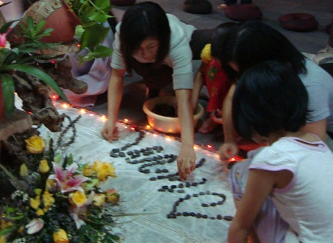 Thông thường sau mỗi khóa tu, nhà chùa sẽ tổ chức thiền trà để các bạn trẻ có dịp được lắng lại, được chia sẻ cảm nhận và được nghe các sư thầy hàn huyên. Chuẩn bị cho buổi thiền trà khá đơn giản, đa số sử dụng những thứ thân thiện với môi trường. Trước khi lấy lá để nhận bánh và trà, mọi người phải cúi lạy để cảm ơn vạn vật, cảm ơn những người đã chuẩn bị cho buổi thiền trà. Sau khi khất thực bánh và trà, các bạn trẻ sẽ đi theo hàng vào thiền đường. Mọi người đều bước đi trong im lặng, không nghĩ đến quá khứ, không lo lắng về tương lai, cảm nhận rõ lòng bàn chân chạm đất. Vào thiền đường, mỗi người chọn cho mình một chỗ thích hợp. Ai vào trước ngồi vòng trong, hết vòng trong rồi đến vòng ngoài. Ngồi xuống, bạn trẻ tiếp tục theo dõi hơi thở, thư giãn toàn thân. Khi tất cả đã ngồi vào chỗ, trà chủ sẽ thỉnh lên ba tiếng chuông, mọi người im lặng theo dõi hơi thở quay về với chính mình. Sau đó, trà chủ mời tất cả mọi người nâng ly trà lên bằng hai tay, rồi cùng hướng về nguồn gốc của chén trà.