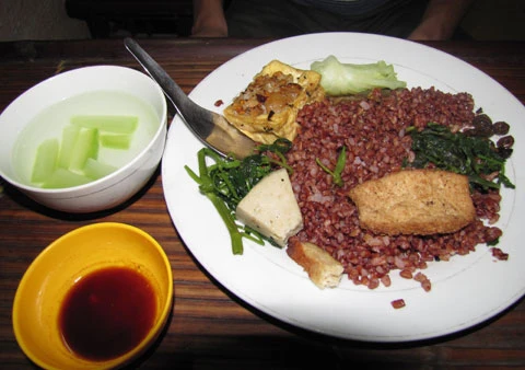 Một suất cơm chay với đậu phụ, rau, gạo lức trên phố Linh Lang. Ảnh: Hoàng Thùy.