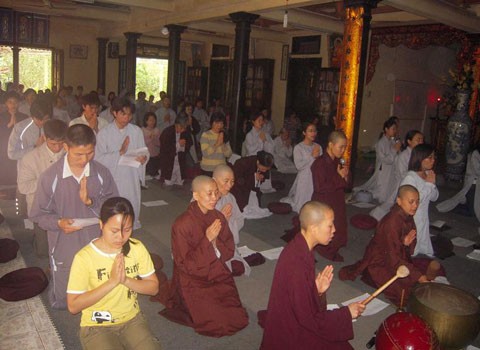 Thông thường sau mỗi khóa tu, nhà chùa sẽ tổ chức thiền trà để các bạn trẻ có dịp được lắng lại, được chia sẻ cảm nhận và được nghe các sư thầy hàn huyên. Chuẩn bị cho buổi thiền trà khá đơn giản, đa số sử dụng những thứ thân thiện với môi trường. Trước khi lấy lá để nhận bánh và trà, mọi người phải cúi lạy để cảm ơn vạn vật, cảm ơn những người đã chuẩn bị cho buổi thiền trà. Sau khi khất thực bánh và trà, các bạn trẻ sẽ đi theo hàng vào thiền đường. Mọi người đều bước đi trong im lặng, không nghĩ đến quá khứ, không lo lắng về tương lai, cảm nhận rõ lòng bàn chân chạm đất. Vào thiền đường, mỗi người chọn cho mình một chỗ thích hợp. Ai vào trước ngồi vòng trong, hết vòng trong rồi đến vòng ngoài. Ngồi xuống, bạn trẻ tiếp tục theo dõi hơi thở, thư giãn toàn thân. Khi tất cả đã ngồi vào chỗ, trà chủ sẽ thỉnh lên ba tiếng chuông, mọi người im lặng theo dõi hơi thở quay về với chính mình. Sau đó, trà chủ mời tất cả mọi người nâng ly trà lên bằng hai tay, rồi cùng hướng về nguồn gốc của chén trà. Thông thường sau mỗi khóa tu, nhà chùa sẽ tổ chức thiền trà để các bạn trẻ có dịp được lắng lại, được chia sẻ cảm nhận và được nghe các sư thầy hàn huyên. Chuẩn bị cho buổi thiền trà khá đơn giản, đa số sử dụng những thứ thân thiện với môi trường. Trước khi lấy lá để nhận bánh và trà, mọi người phải cúi lạy để cảm ơn vạn vật, cảm ơn những người đã chuẩn bị cho buổi thiền trà. Sau khi khất thực bánh và trà, các bạn trẻ sẽ đi theo hàng vào thiền đường. Mọi người đều bước đi trong im lặng, không nghĩ đến quá khứ, không lo lắng về tương lai, cảm nhận rõ lòng bàn chân chạm đất. Vào thiền đường, mỗi người chọn cho mình một chỗ thích hợp. Ai vào trước ngồi vòng trong, hết vòng trong rồi đến vòng ngoài. Ngồi xuống, bạn trẻ tiếp tục theo dõi hơi thở, thư giãn toàn thân. Khi tất cả đã ngồi vào chỗ, trà chủ sẽ thỉnh lên ba tiếng chuông, mọi người im lặng theo dõi hơi thở quay về với chính mình. Sau đó, trà chủ mời tất cả mọi người nâng ly trà lên bằng hai tay, rồi cùng hướng về nguồn gốc của chén trà.
